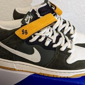 Nike SB Dunk Mid